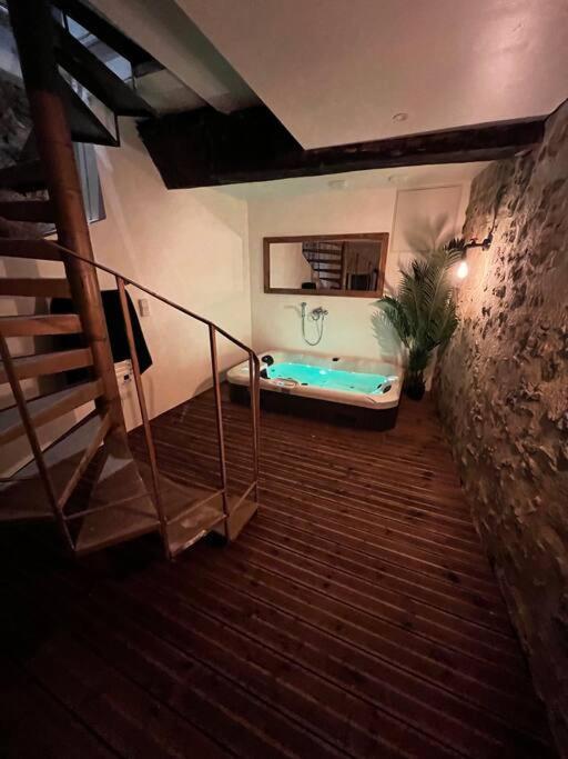 Maison Suspendue Avec Jacuzzi Privatif Понт-ан-Руайан Экстерьер фото